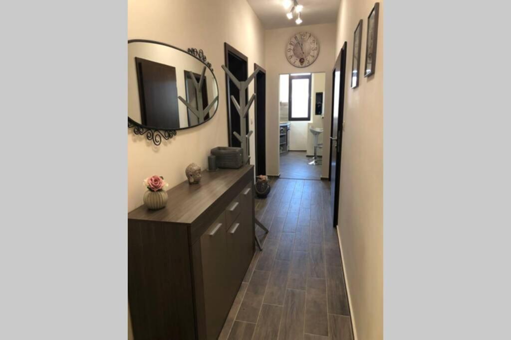 Lovely 3-Bedroom Apartment For 7 Ppl At The Centre ヴァルナ エクステリア 写真
