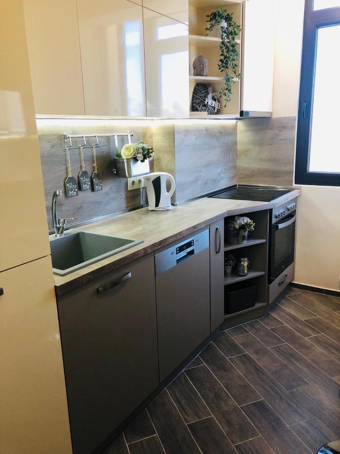 Lovely 3-Bedroom Apartment For 7 Ppl At The Centre ヴァルナ エクステリア 写真